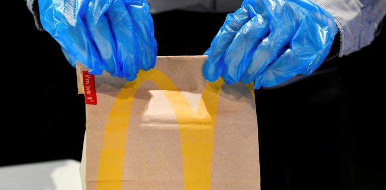 McDonald’s Salgın Sırasında Hizmet Veren Mağaza Çalışanlarına %10 Bonus Ödemesi Yapıyor