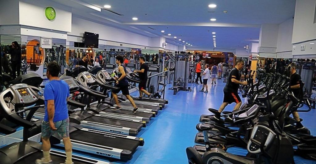 dışarıda yemek yemek, spor salonuna gitmek ve saç kesimi gibi günlük aktivitelerin risk seviyeleri 2 spor salonu