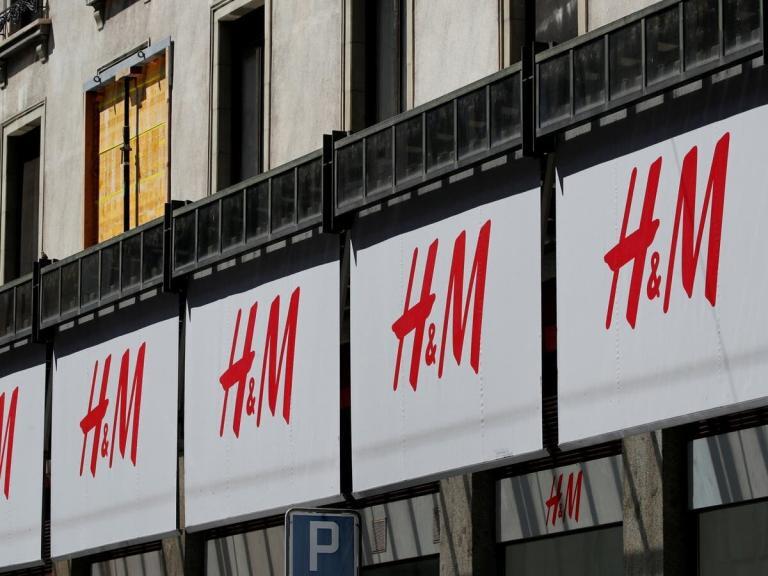 H&M, Küresel Fabrika İşçileri için Adil Ücret Sağlamamakla Suçlanıyor
