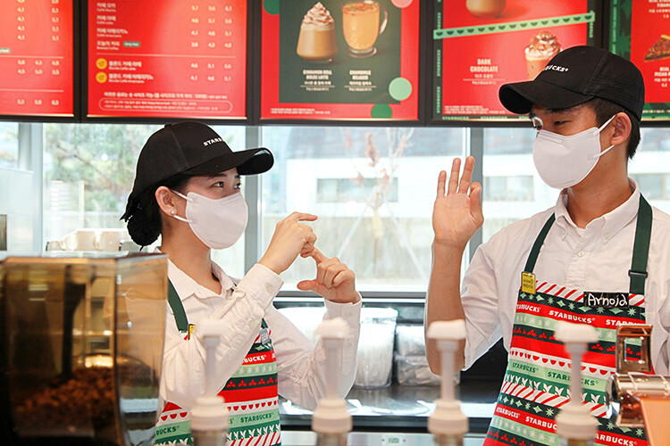 Starbucks’ın Engellilere Adanan Mağazasına Yakından Bakın