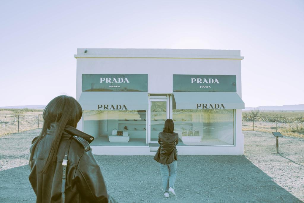 "i̇ntikam alışverişi" prada'ya satış büyümesi sağlıyor 18 prada