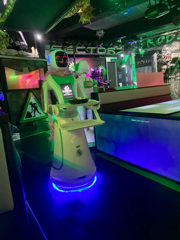 4 robot garsonun çalıştığı bir restoran: robotlar vs i̇nsanlar 18 roborlar vs insanlar amy