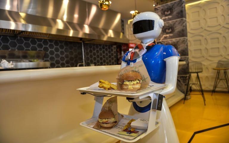 4 Robot Garsonun Çalıştığı Bir Restoran: Robotlar vs İnsanlar