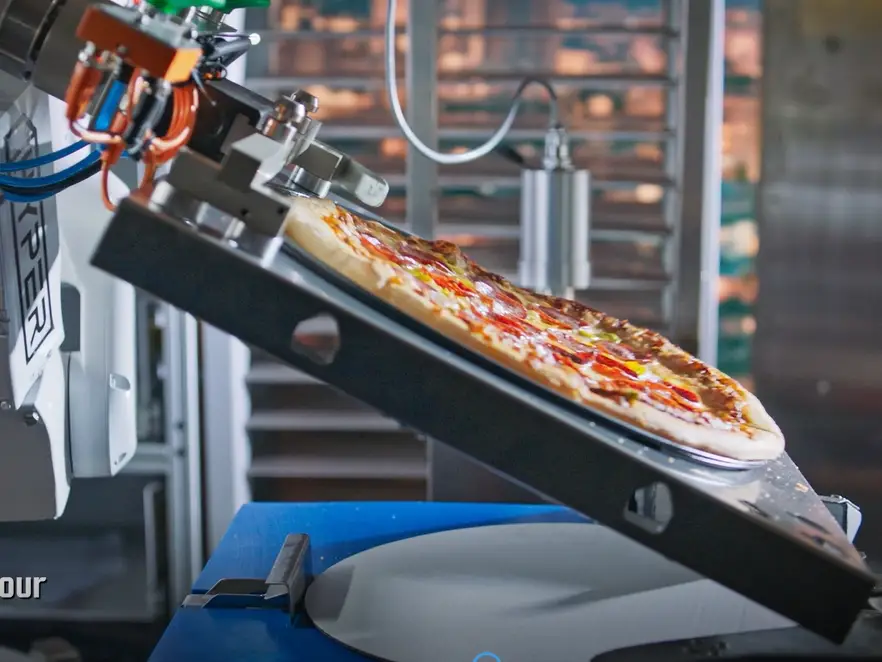 robotlarin islettigi fast food zinciri 4