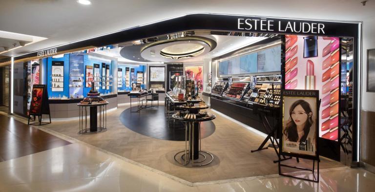 Estee Lauder’ın Yönetici Grubu Başkanı Instagram Gönderisi Nedeniyle Görevden Alındı