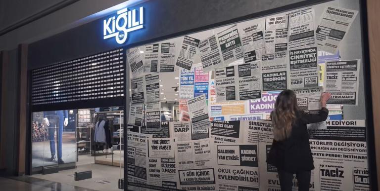 Kiğılı Mağaza Vitrinlerini Kadına Karşı Şiddet Haberleri ve Kadınların Başarı Hikayeleriyle Kapladı