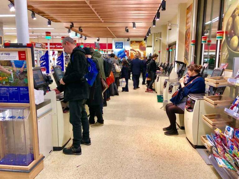 Tesco, Yapay Zekâ Destekli Raf Robotlarını Test Ediyor