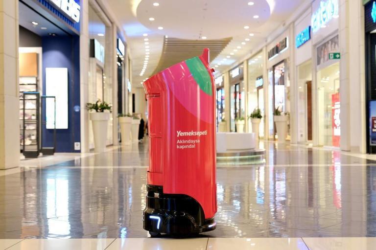 Yemeksepeti’nin Teslimat Robotu YEBO, Akasya AVM’de Hizmete Başladı