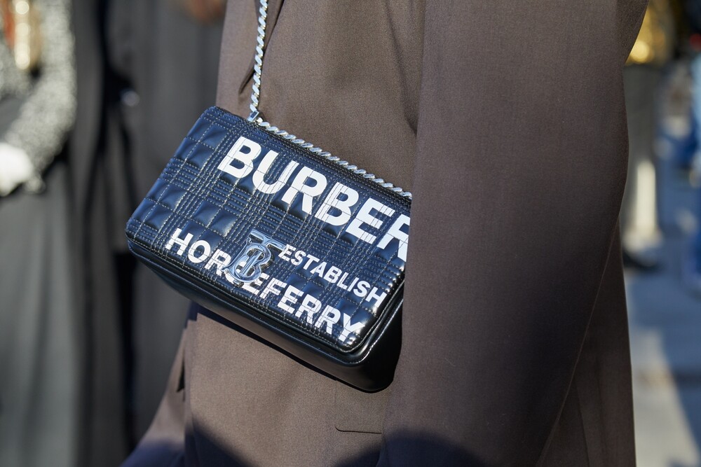 burberry sonuçları, 2 yıl i̇çinde i̇lk kez karşılaştırılabilir mağaza satışlarında büyümeyi ortaya koydu