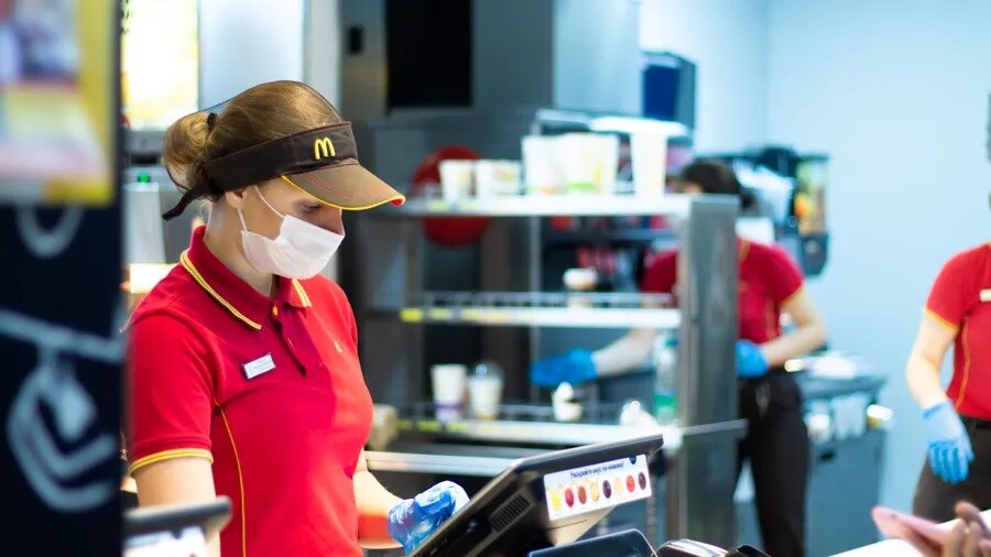 enflasyondan bıkmış müşteriler 2023'de mcdonald’s’ın kârını artırıyor