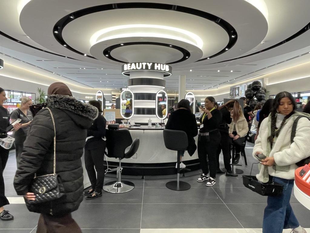 sephora, son teknoloji kozmetik özellikleri ile yeni amiral mağazasını açtı
