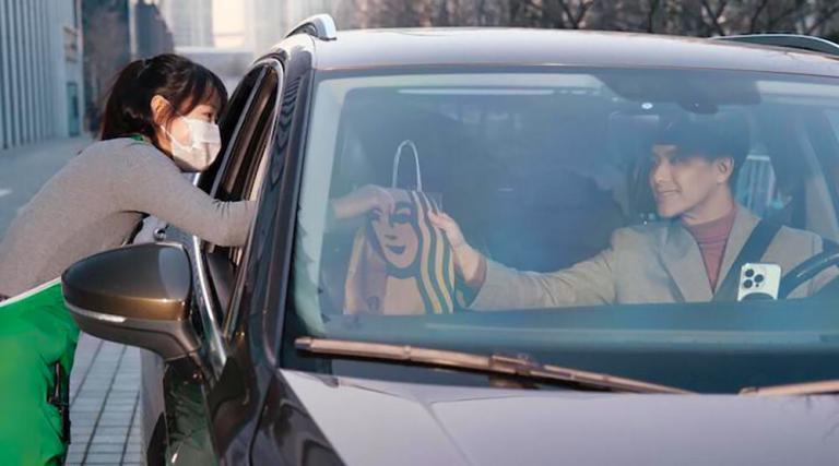 Starbucks Curbside, Müşterilerin Yolda Sipariş Vermelerine ve Araçtan İnmeden Teslim Almalarına Yardımcı Oluyor
