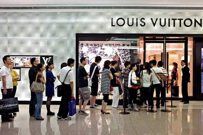 Dünya Genelinde, Alışveriş Yapan Zenginler Gençleştikçe Lüks Satışları Artırıyor