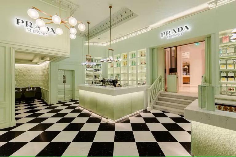 Prada’nın En Ünlü Mağazalarından İlham Alan Prada Cafe’yi İnceleyin