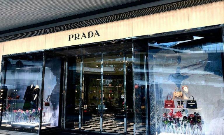 Prada, Versace’yi 1,5 Milyar Euro’ya Satın Almaya Hazırlanıyor