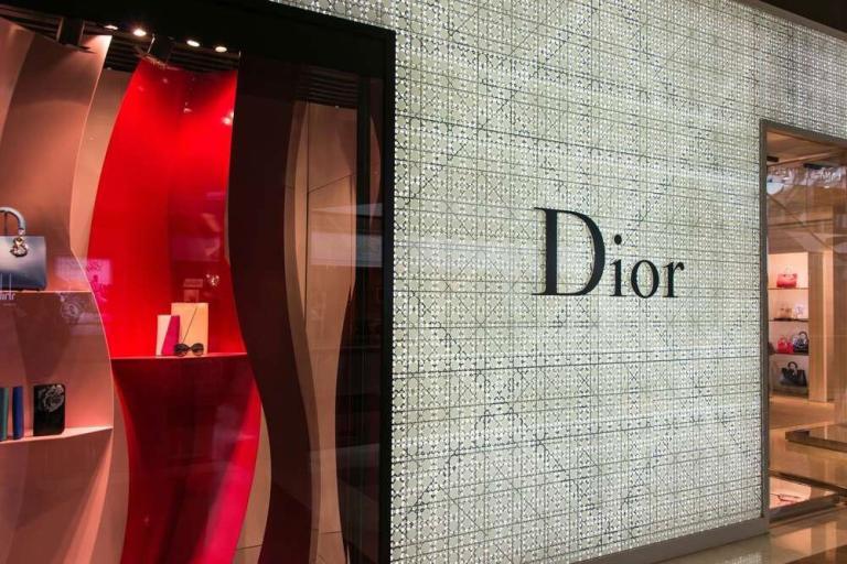 LVMH, Belirsiz Ekonomik Ortamda Temkinli Lüks Müşterileriyle Mücadele Ediyor