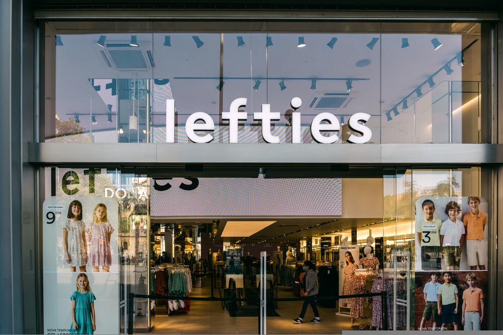 inditex’in uygun fiyatlı markası lefties, avrupa sahnesine çıkıyor 22 zara'nın sahibi inditex, hızlı moda rakiplerine karşı mücadelede bütçe etiketi lefties’i büyütüyor