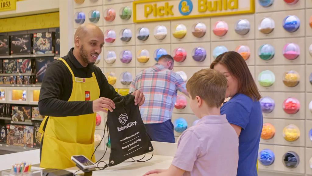 lego, nörodiverjans erişilebilirliğini artırmak için mağazaları 'duyusal kapsayıcı' hale getirecek