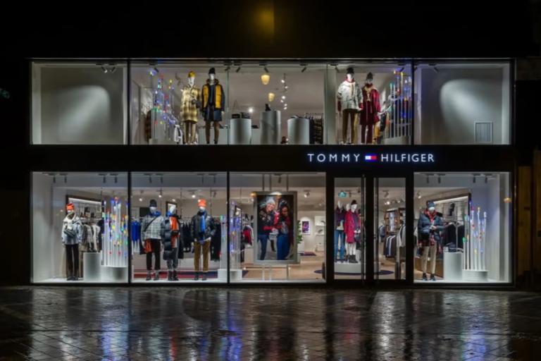PVH’nin 2. Çeyrek Satışları Düştü Ancak Kazançlar Tahminleri Aştı