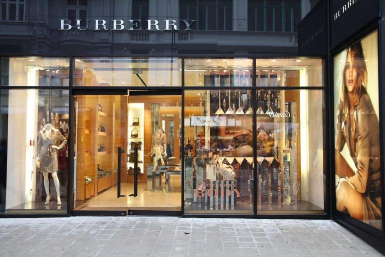 Burberry Lüks Tutkularından Vazgeçmeli mi?