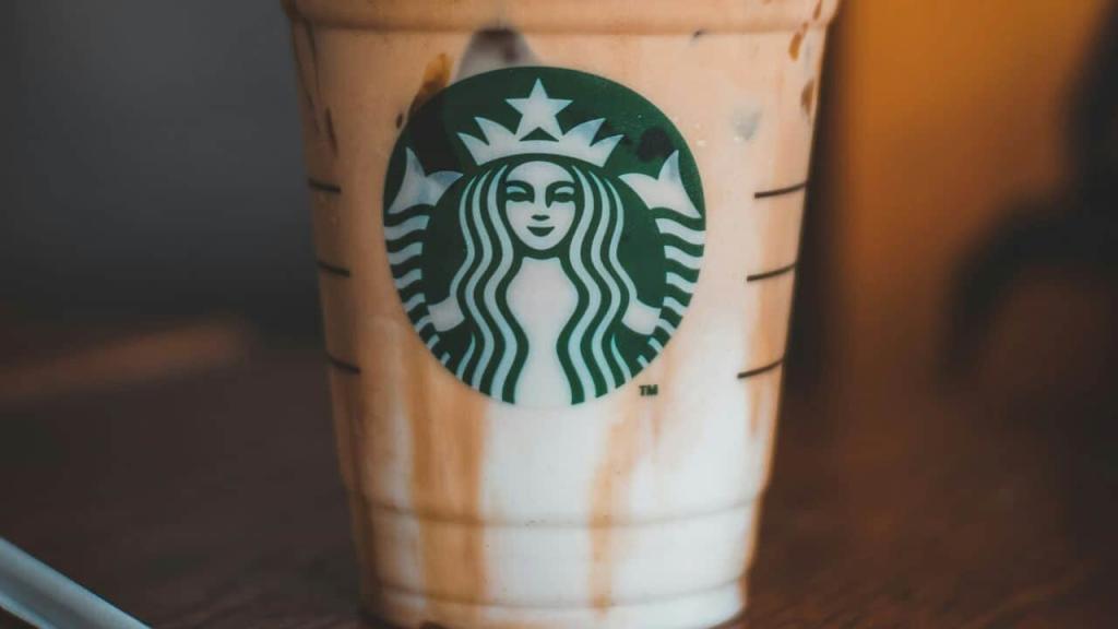 starbucks hisseleri, müşteri trafiğinin artmasıyla yükselişe geçti