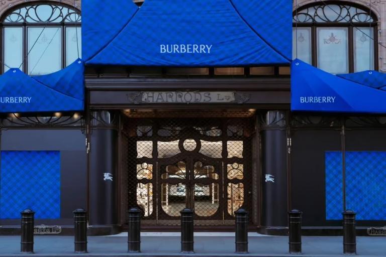 Burberry Sonuçları, 2 Yıl İçinde İlk Kez Karşılaştırılabilir Mağaza Satışlarında Büyümeyi Ortaya Koydu