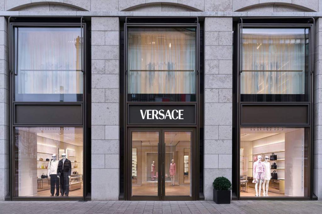 prada–versace birleşmesi resmileşti: lüks modanın güç haritası değişiyor