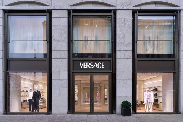 Lüks Markalar Versace ve Jimmy Choo Satılık mı?