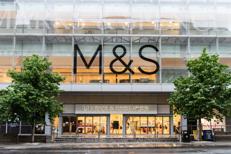 Boxing Day ve Tatil Günlerinde Mağazalar Kepenk İndiriyor: M&S ve Next’ten Örnek Adım