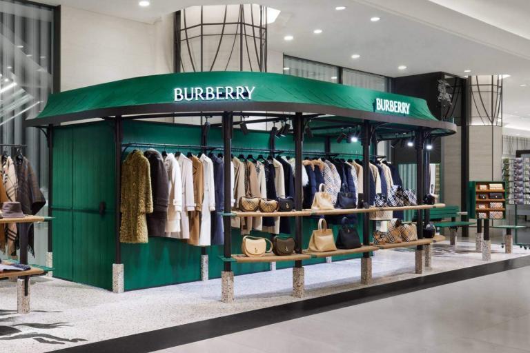 Burberry, Çin ve Amerika’daki Güçlü Performansla Yeniden Büyüme Sürecine Girdi