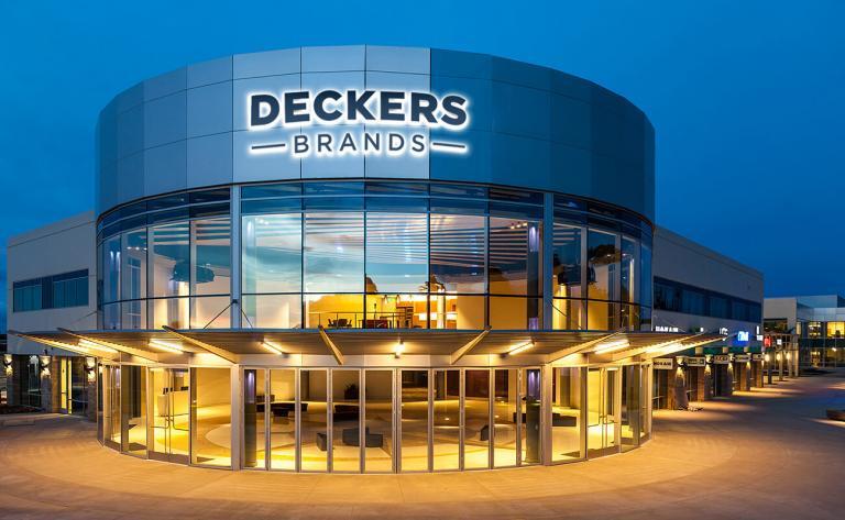 1 Milyar Dolarlık Eşiği Aştı: Deckers’ın Büyümesini Artık Tek Bir Marka Değil, Güçlü Bir Marka Ekosistemi Taşıyor