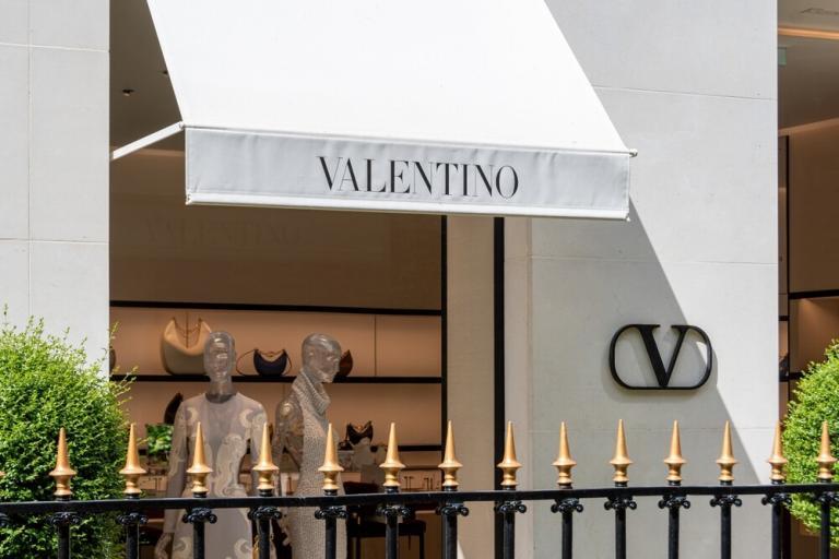 Kering’e Valentino Satın Alması için Ek Bir Yıl Verildi