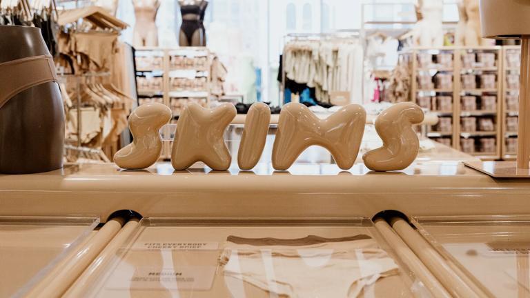 SKIMS’in 5 Milyar Dolarlık Değeri ve Fiziksel Mağaza Hedefi: Moda Perakendesinde Yeni Bir Güç Oyuncusu