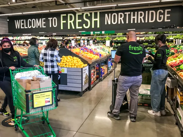 amazon fresh’ten whole foods’a: stratejik geri adımın nedenleri