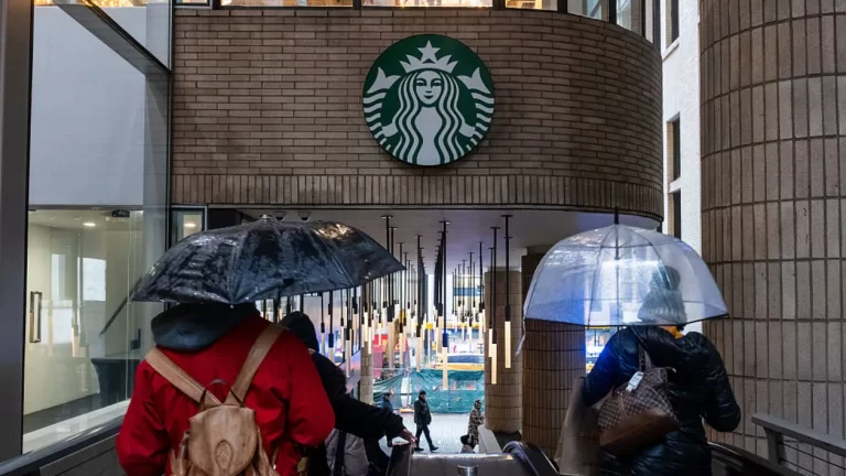 Starbucks’ta Trafik Geri Döndü, Kârlılık Baskı Altında