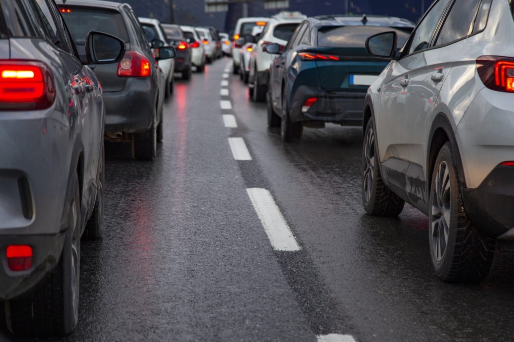 arabam.com araştırması: her 10 kişiden 6’sı bayramı yaşadığı şehirde geçirecek 3 arabalar yol trafik gorseli