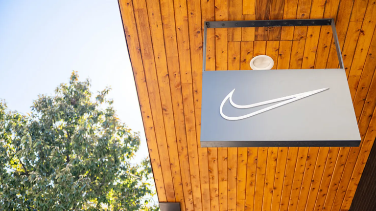 Nike Hisseleri Düşüşte: Zayıf Görünüm ve Çin Kaynaklı Baskı Öne Çıkıyor