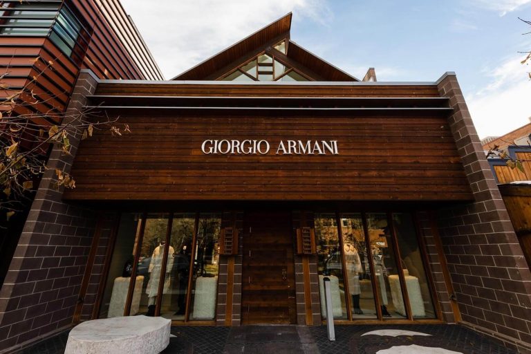 Armani, İşletmesini LVMH, L’Oréal ve EssilorLuxottica Arasında Bölmeyi Değerlendiriyor