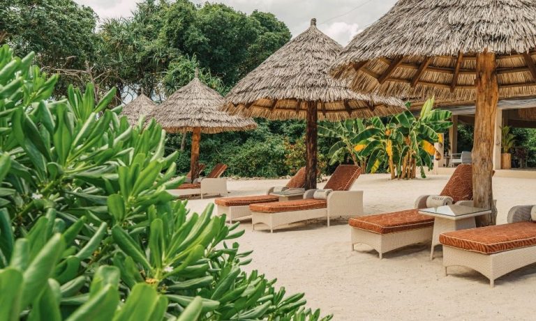Guess, Zanzibar’daki Özel Ada Projesiyle Moda ve Turizmi Birleştiriyor