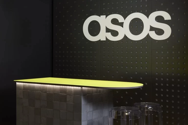 ASOS Yeniden Büyümeye Döndü: Kârlılık Artarken E-Ticarette Yeni Dönem Başlıyor