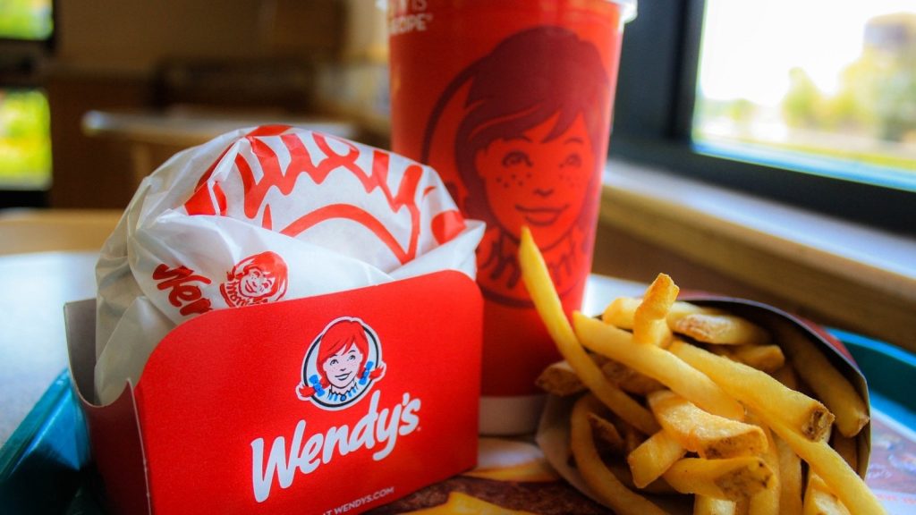 burger zincirlerinin sosyal medya atismasi wendy s bas tadim sorumlusu ariyor 2026 03 06 11 50 12